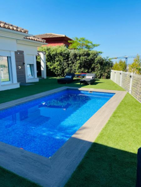 Villa with swimming pool and near the beach